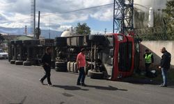 Virajı alamayan tır, fabrika duvarını yıktı