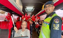 Jandarmadan yolculara bayrak ve anahtarlık