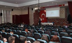 Kariyer Günleri'nde liselilerle bir araya geldi