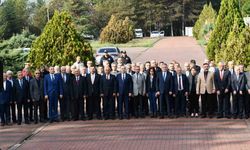 Muhtarlar çelenk bırakıp günlerini kutladılar