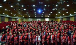 Öğretim üyeleri cübbelerini giydi
