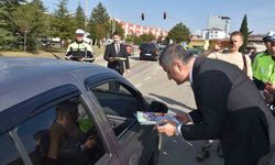 Sürücüleri uyardı, çocuklara kırmızı düdük dağıttı