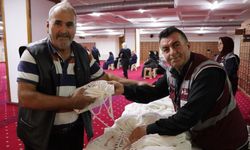 Umreye gidecek vatandaşlar hediyelerle uğurladı