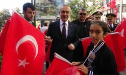 Vali sokak sokak gezerek vatandaşlara Türk bayrağı dağıttı