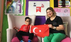 Serebral palsili Asrın, Cumhuriyet Bayramı'nı odasında kutladı