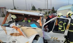 Kırmızı ışık ihlali yapan yolcu minibüsü kamyonetle çarpıştı: 11 yaralı