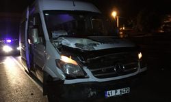 Servis minibüsü ile belediye otobüsü çarpıştı: 1 yaralı