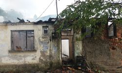 Elektrik kontağından çıkan yangın evi kül etti