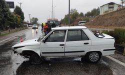 Kontrolden çıkan otomobil refüje çarptı: 1 yaralı