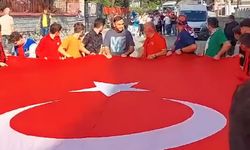 Tribün liderlerinden dev Türk bayrağı eşliğinde 100. yıl yürüyüşü