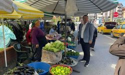 Satılmış Gebeş, halk pazarında vatandaşlarla bir araya geldi