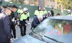 100 yolcuya 100 kumbara dağıttılar