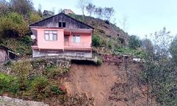 Heyelan 2 katlı evin temeline zarar verdi
