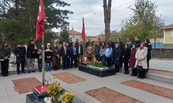 Şehit Şenay Aybüke Yalçın öğretmenin kabrine, meslektaşları karanfil bıraktı