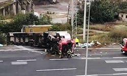 Hafif ticari araçla çarpışan tır devrildi