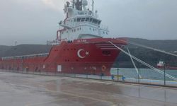 Fırtına limandaki gemi ve teknelere zor anlar yaşatıyor