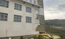 Fırtına öğrenci yurdunun yalıtım malzemelerini duvardan ayırdı