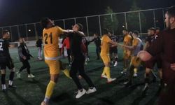 Sahaya atlayan taraftara futbolcu tokadı