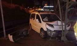 Yoldan çıkan araç, spor tesislerinin içerisine uçtu: 1 yaralı