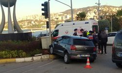 AVM kavşağında kaza: Refüje çarparak durabildi