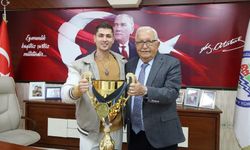 Ereğli Belediyesi vücut geliştirme şampiyonunu ödüllendirdi