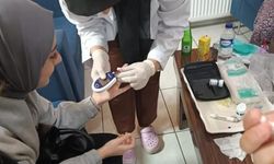 Hemşirelik öğrencileri şeker ölçümü yaptı