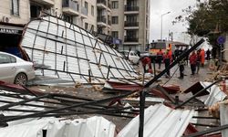 Zonguldak’ta çatılar uçtu: Araçlar hasar gördü