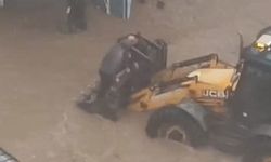 Su baskınlarında mahsur kalanların kepçelerle kurtarıldığı o anlar ortaya çıktı