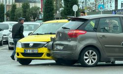 Ticari taksi ile otomobil çarpıştı