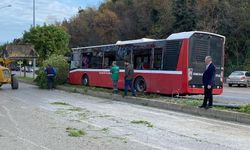 Halk otobüsü direk ile ağaca çarptı; 2 yaralı