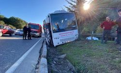 Lastiği patlayan halk otobüsü refüje çıktı; 1 yaralı