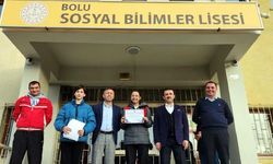 Tuşlu telefon kullanan lise öğrencisine 'takdir' belgesi