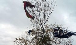 Ağaca takılan yamaç paraşütçüsünü itfaiye kurtardı