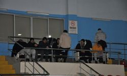 Yeniden depremi yaşayan öğrenciler spor salonunda sabahladı