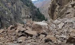 Heyelanda düşen kayalar kara yolunu kapattı
