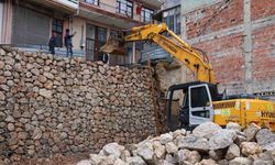 Çöken istinat duvarı yeniden inşa edildi
