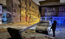Fırtına sebebiyle elektrik direği aracın üzerine devrildi