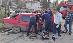 İki otomobil kafa kafaya çarpıştı: 1’i ağır 3 yaralı