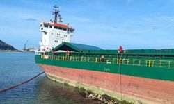 Karaya oturan gemideki 50 ton yakıt tahliye ediliyor