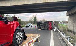 Otomobilin çarptığı kamyon devrildi: 2 yaralı
