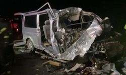 Minibüs kamyona arkadan çarptı: 5 ölü