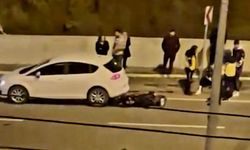 Motosiklet otomobilin altına girdi: 2 kişi ölümden döndü