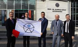 Kütüphaneye erişilebilirlik belgesi ve erişilebilirlik logolu bayrak verildi