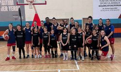 Minik basketçiler ablalarıyla antremana çıktı