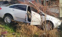 Otomobil istinat duvarında asılı kaldı: 1 yaralı
