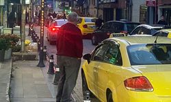 Trafik yoğunluğunda yola boşaltılan odun sürücüleri isyan ettirdi
