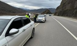 Bartın’da otomobilin üzerine kaya parçaları düştü