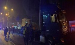TIR’la çarpışan otomobil orta refüje devrildi:  2 yaralı