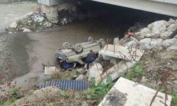 3 metre yükseklikten çaya uçtu: 3 yaralı