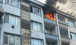 Alev alev yanan evdeki 2 çocuk dumandan etkilendi